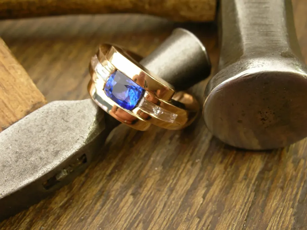 Bague dorée sertie d'une pierre bleue