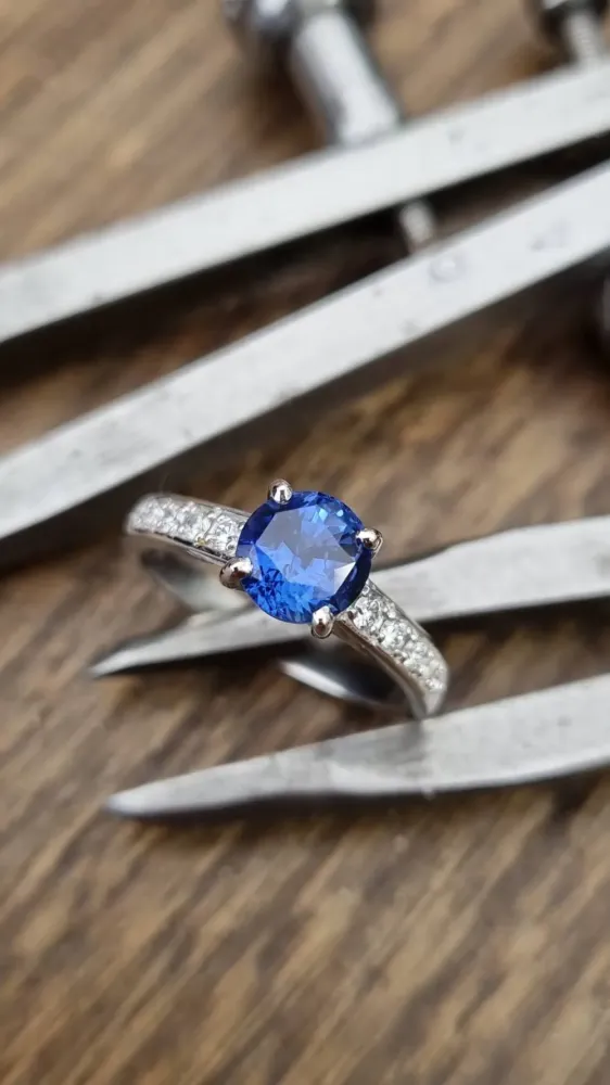 Bague sertie d'un saphir